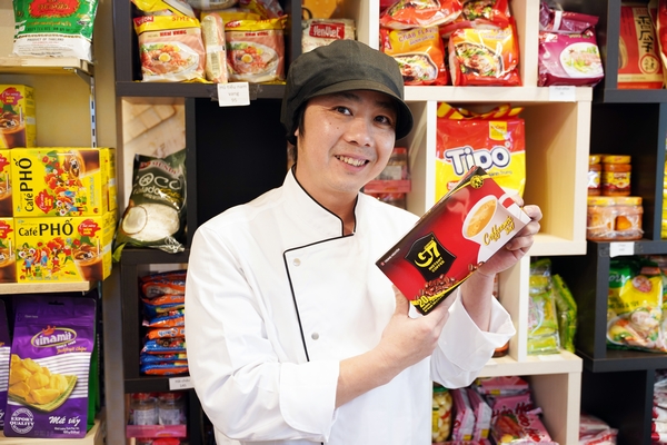 アジア食品を手にするオーナー